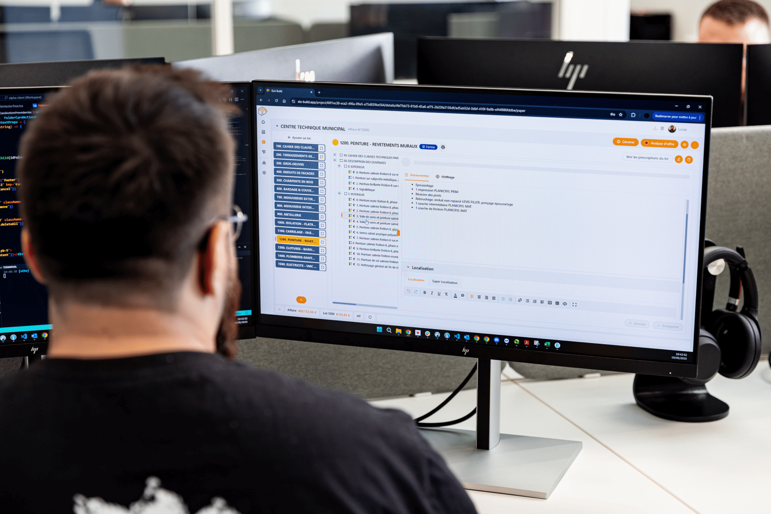 Utilisateur travaillant sur un ordinateur avec logiciel de gestion, affichage d’un écran et barres colorées. ccapp vs cctp vs ccag est discuté.